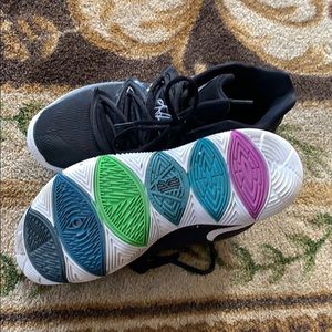 Kyrie 5 barely worn son grew very fast